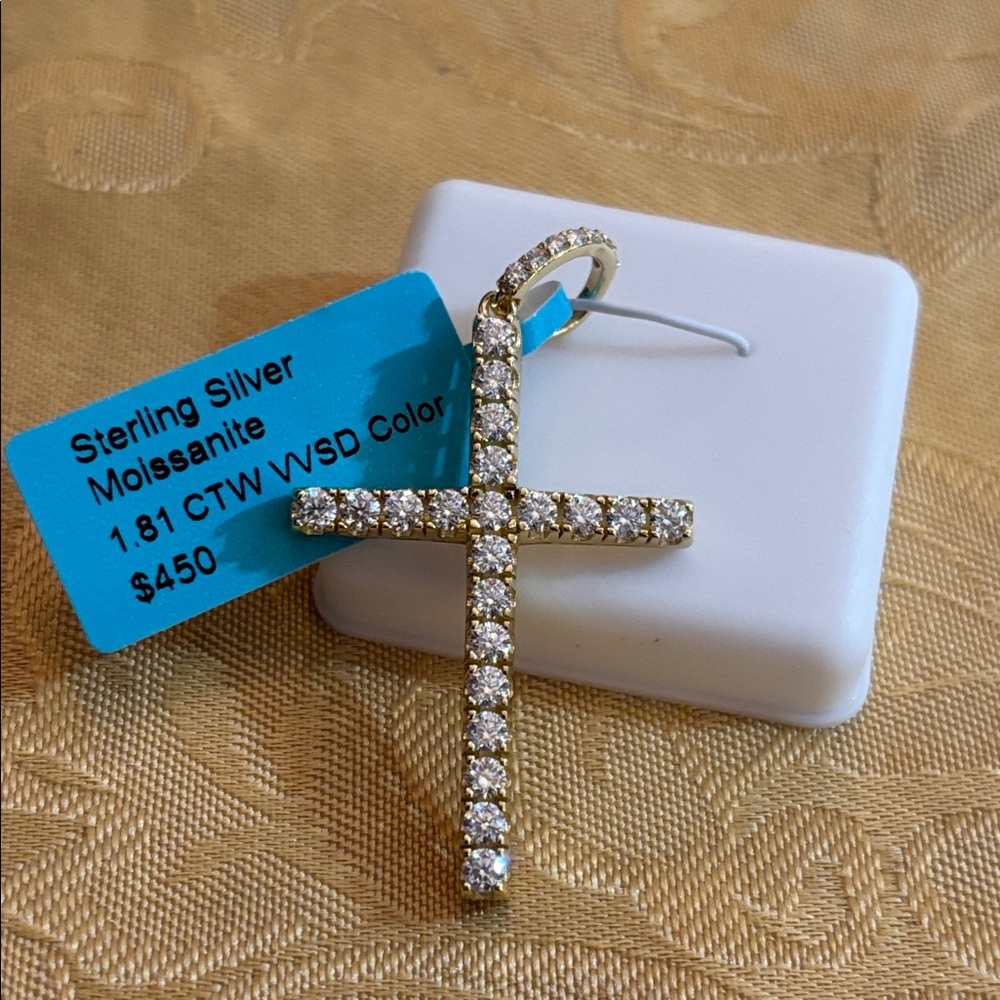 1.81 ct Cross Pendant with moissanite